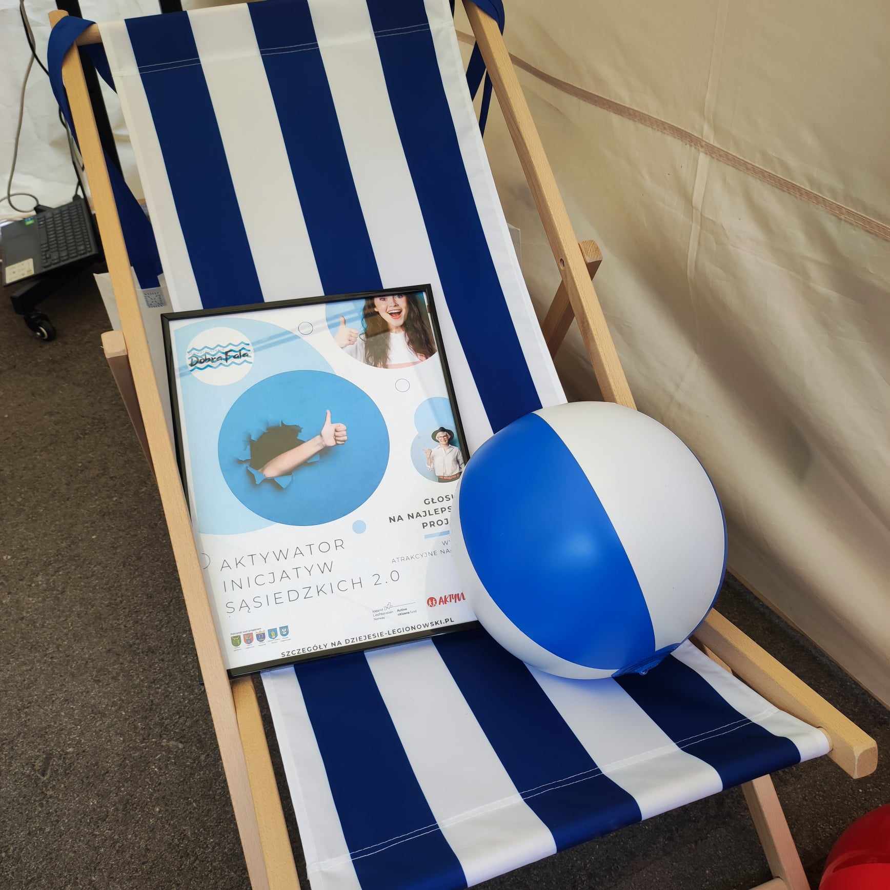 zdjęcie i piłka na leżaku